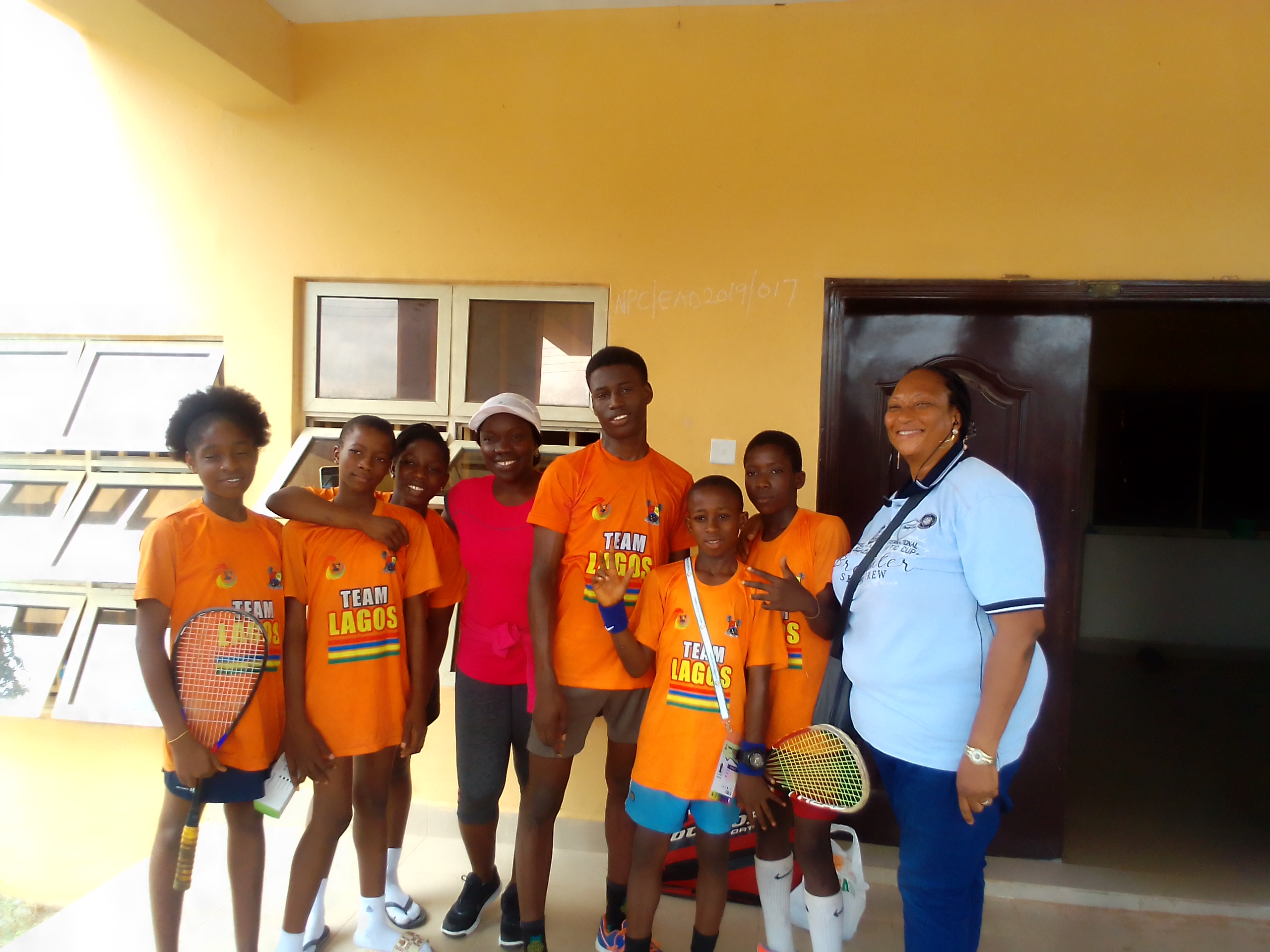 From left, Dominion Utakpe is the tall male athlete in the middle of the Lagos squash team. sportxvibe.com.ng